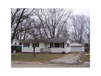 305 9th Ave, Hiawatha, IA 52233