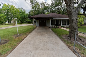 417 Hardy St, Clute, TX 77531