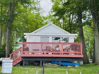 1106 Houghton View Dr, Houghton Lake, MI 48629