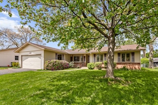 112 Braemar Dr, Elk Grove Village, IL 60007