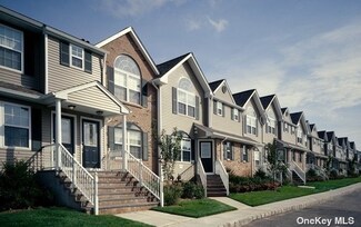 17 Horizon View Dr Unit 17, Farmingville, NY 11738