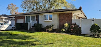 20 Sugarwood Ln, ComMacK, NY 11725