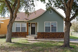 314 S Bee St, Mathis, TX 78368