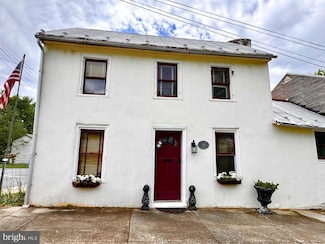 120 S Water St, Charles Town, WV 25414