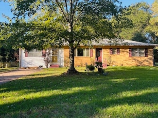 2802 Honeysuckle Ln, Russellville, AR 72801