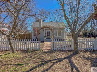 427 S Runnels St, de Kalb, TX 75559