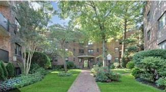 50 Brompton Rd Unit 3K, Great Neck, NY 11021