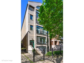 912 W Barry Ave Unit 3, Chicago, IL 60657