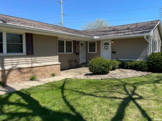 821 W Teton Dr, Peoria, IL 61614