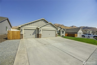 1015 Sunny Brooke Ln, Chelan, WA 98816
