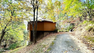 1036 E Foothills Dr, Gatlinburg, TN 37738