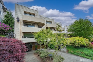 2312 W Boston St Unit 201, Seattle, WA 98199