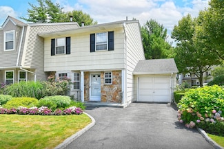 46 Manors Dr, Jericho, NY 11753