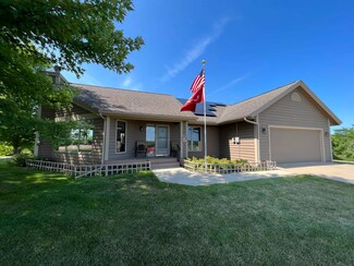 2 Ravine Dr, Galena, IL 61036