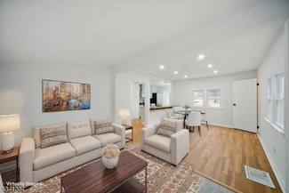 9 S Reilly Rd, Oak Ridge, NJ 07438