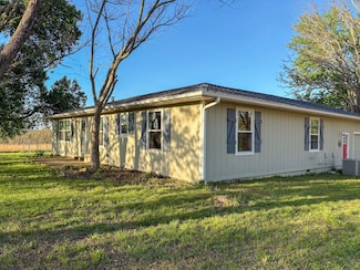 1446 Chapel Rd, Willow Springs, MO 65793