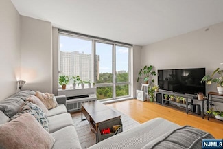 600 12th St Unit 608, Palisades Park, NJ 07650