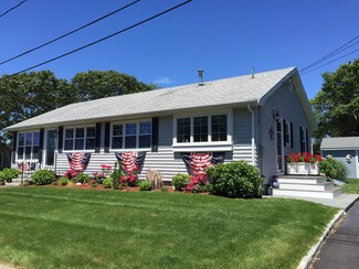 8 Brockton St, Teaticket, MA 02536