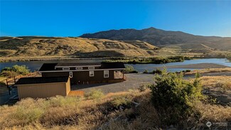 821 Riverside Dr, Pateros, WA 98846