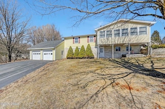 111 Cross Ln, Greentown, PA 18426