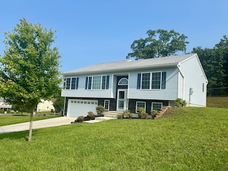 6 Rollingwood Dr, Naugatuck, CT 06770