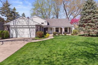 1221 W Jefferson Ave, Naperville, IL 60540