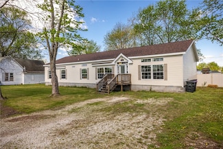 705 Poplar St, Edgewood, IL 62426