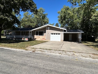 322 W Raymond St, Sullivan, IL 61951