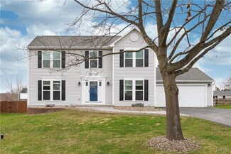 25 Chaucer Cir, Baldwinsville, NY 13027