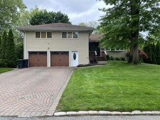 122 Ludwig Ln, Williston Park, NY 11596