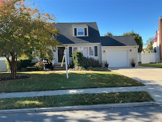 4 Hitchcock Ln, Farmingdale, NY 11735