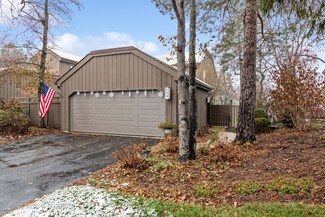 200 Old Barn Rd, Lake Barrington, IL 60010