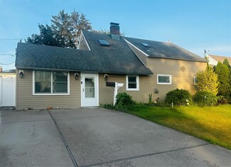 21 Potter Ln, Levittown, NY 11756