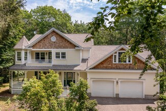 34 County Rd, Cape Neddick, ME 03902