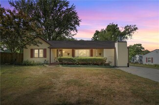 852 S Trail Ridge Dr, Independence, MO 64050