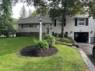 14 Rip Van Winkle Cir, Warwick, RI 02886