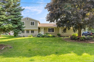 7135 Capri Dr, White Lake, MI 48383