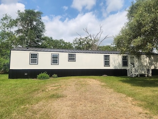 5826 W 2nd St, Weimar, TX 78962