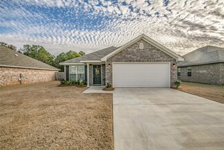 70 Robin Hood Ct, Elmore, AL 36025