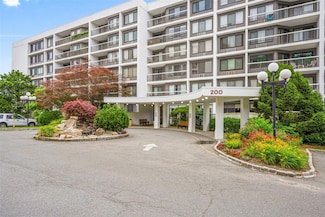200 High Point Dr Unit 113, Hartsdale, NY 10530