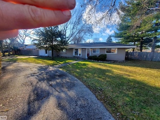 32315 Beaconsfield St, Roseville, MI 48066
