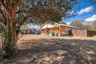 300 Walker St, Smithville, TX 78957