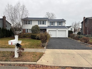 15 Sherry Ln, Hauppauge, NY 11788