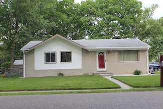 655 Robinwood Dr, Troy, MI 48083