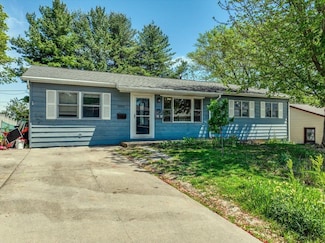 2584 Glenview Cir, Dubuque, IA 52001