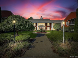 19710 W 13 Mile Rd Unit 108, Beverly Hills, MI 48025