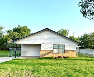 739 W Pine St, Jacksboro, TX 76458