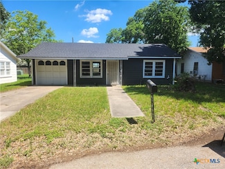 207 E Johnson St, Cuero, TX 77954