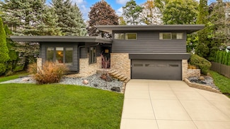 10046 N Sheridan Dr, Mequon, WI 53092