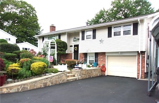 15 Ponderosa Dr, West Warwick, RI 02893